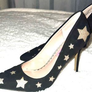 Beautiful black with gold detail Betsey Johnson heels.